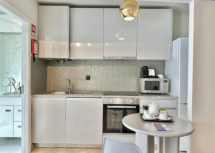 Compact & Cozy Retreat In S Heart بورتو